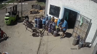 El convicto llevaba la tobillera de monitoreo electrónico en su pierna derecha y simulaba que la garrafa era de su propiedad. El convicto llevaba la tobillera de monitoreo electrónico en su pierna derecha y simulaba que la garrafa era de su propiedad.