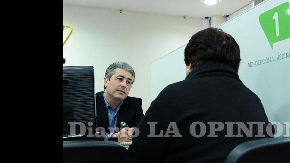 El propio intendente muchas veces atiende los reclamos de los vecinos. (LA OPINION)