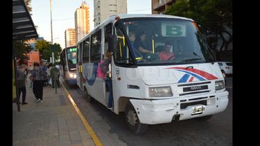 Los usuarios de los colectivos locales no quieren saber nada con un nuevo aumento, pero todo indica que habrá una suba del 20 por ciento. (LA OPINION)