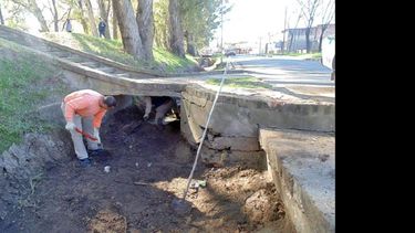 Cuadrillas municipales estuvieron trabajando en los canales de guarda para evitar que se produzcan anegamientos. (LA OPINION)