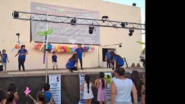 Decenas de niños, acompañados de sus familiares, disfrutaron del evento solidario en la tarde noche del domingo. (POR MAS FAMILIAS)