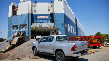 Camionetas Hilux listas para embarcar dentro de un buque car carrier en el puerto de Zárate, rumbo a distintos destinos de América Latina. En este caso al Puerto del Callao, en Perú Camionetas Hilux listas para embarcar dentro de un buque car carrier en el puerto de Zárate, rumbo a distintos destinos de América Latina. En este caso al Puerto del Callao, en Perú