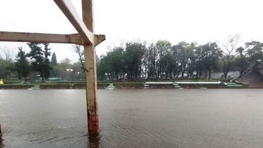La crecida del río Arrecifes durante la tarde de este domingo. La crecida del río Arrecifes durante la tarde de este domingo.