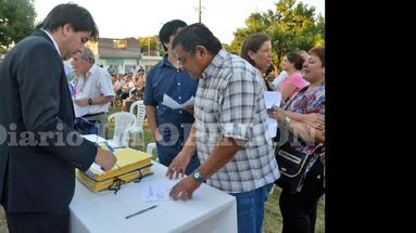 La firma de los protocolos se hizo después del acto con personal de la Escribanía General de Gobierno y el Municipio. (LA OPINION)