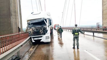 Una colisión por alcance entre dos camiones de cargas generales generó demoras y afectó el tránsito sobre el puente Zárate–Brazo Largo Una colisión por alcance entre dos camiones de cargas generales generó demoras y afectó el tránsito sobre el puente Zárate–Brazo Largo