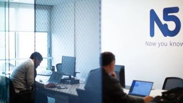 N5, la multinacional de software fundada por el argentino Julián Colombo, hizo un relevamiento sobre el impacto de la Inteligencia Artificial en las industrias.