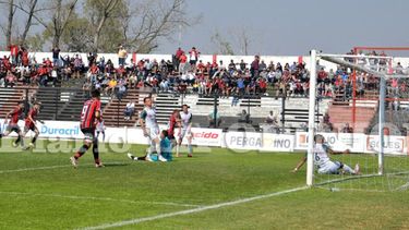 Robertino Seratto convierte el gol que le dio a Douglas tres valiosos puntos en su carrera por la clasificación. Robertino Seratto convierte el gol que le dio a Douglas tres valiosos puntos en su carrera por la clasificación.