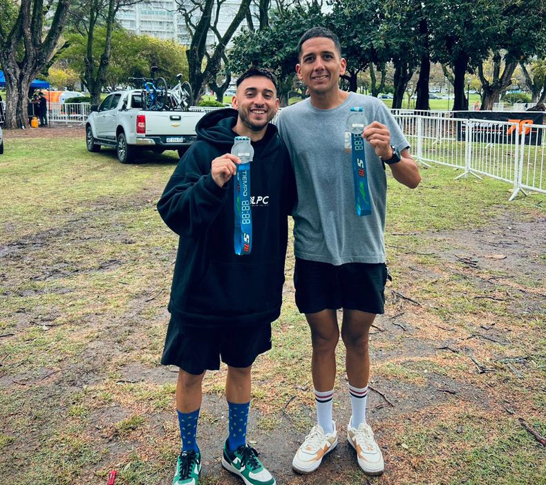 Lautaro Ponce y Juan Martín Digilio muestran sus medallas luego de Half Triatlón Rosario. Lautaro Ponce y Juan Martín Digilio muestran sus medallas luego de Half Triatlón Rosario.