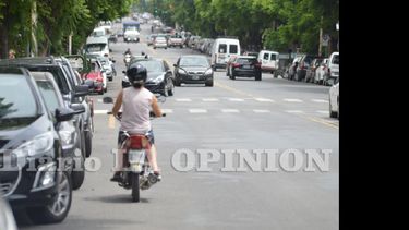 Cruzar un semáforo en rojo o ir de contramano son faltas graves. (LA OPINION/INTERNET)