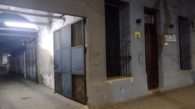 Los ladrones saltaron los techos y las medianeras para llegar a la cochera lindera a la inmobiliaria Porcel de 25 de Mayo entre Dorrego y Florida.
