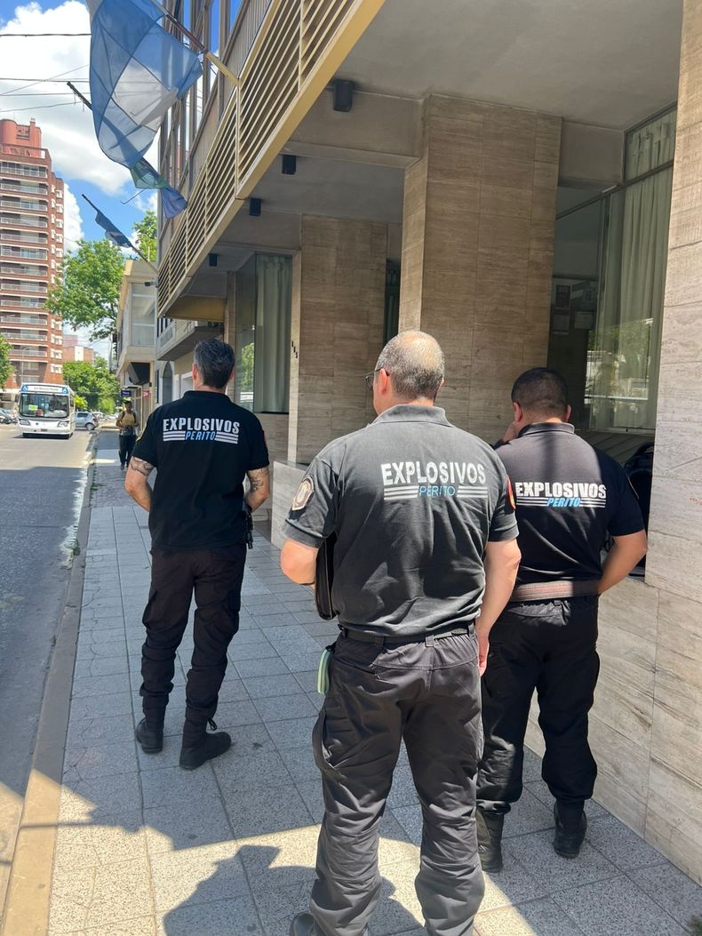 Los peritos de la brigada de Explosivos estuvieron en la mañana de este lunes en la Fiscalía para entregar el resultado del informe sobre el estallido en el Instituto Comercial Rancagua.