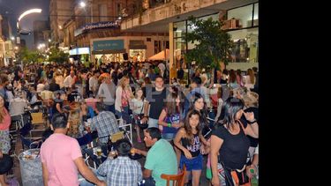 Entrada la noche, los vecinos seguían recorriendo las calles céntricas y buscaban apostarse en los diferentes bares y restaurantes de la zona. (LA OPINION)