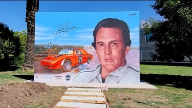 Un mural homenaje a Juan María Traverso comenzó a tomar forma en el Paseo de la Estación de Villa Ramallo, donde el artista plástico Gabriel Griffa se encuentra realizando las últimas pinceladas de la obra dedicada al histórico piloto del automovilismo argentino. Un mural homenaje a Juan María Traverso comenzó a tomar forma en el Paseo de la Estación de Villa Ramallo, donde el artista plástico Gabriel Griffa se encuentra realizando las últimas pinceladas de la obra dedicada al histórico piloto del automovilismo argentino.