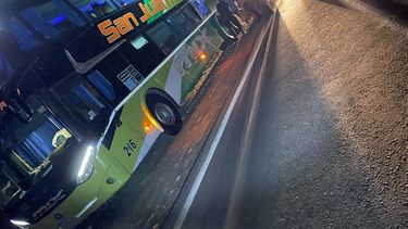 La avería del neumático obligó al chofer a cambiar la rueda utilizando un cricket hidráulico que provocó el impacto de la llanta en el rostro y la cabeza del joven. La avería del neumático obligó al chofer a cambiar la rueda utilizando un cricket hidráulico que provocó el impacto de la llanta en el rostro y la cabeza del joven.