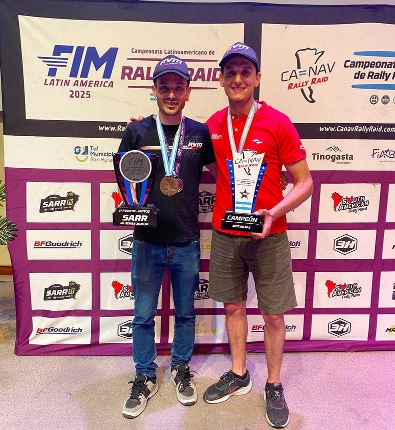 Joaquín Debeljuh Taruselli junto a su mecánico y amigo Pablo Pucci con los trofeos y medallas.
