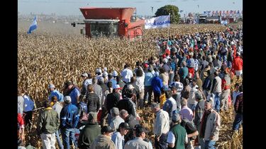 La máquina de llevar gente, el eslogan de AgroActiva.  (ARCHIVO LA OPINION)