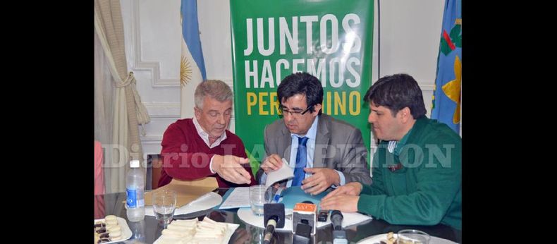 Arlía fue recibido por Omar Pacini que le hizo entrega de una carpeta con el detalle de los trabajos realizados en materia de prevención de inundaciones. (LA OPINION)