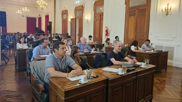 El Concejo Deliberante sesionó por décima cuarta vez en el año, con un extenso temario y fuertes debates. El Concejo Deliberante sesionó por décima cuarta vez en el año, con un extenso temario y fuertes debates.