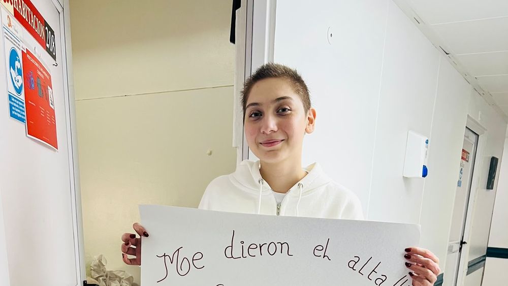 Isabella Díaz posó con un cartel en el que contó que le dieron el alta de la internación del Instituto especializado en atención de quemados. Isabella Díaz posó con un cartel en el que contó que le dieron el alta de la internación del Instituto especializado en atención de quemados.