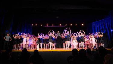 Sobre el escenario de la Casa de la Cultura se presentarán más de ochenta bailarines de distintas edades y niveles de formación.