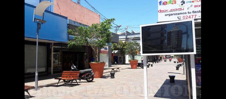 Ayer estaban terminando de instalar las nuevas pantallas en la zona de la Peatonal y el cuidado será responsabilidad de todos. (LA OPINION)