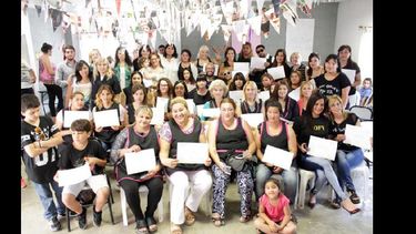 Numerosas personas culminaron los talleres. (GOBIERNO DE PERGAMINO)