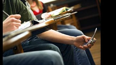 Se podrán usar los celulares en las aulas bonaerenses. (INTERNET)