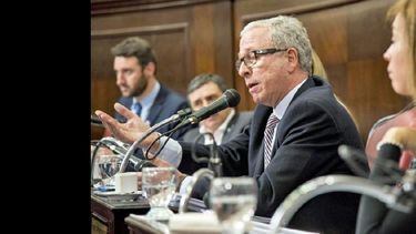 Pacífico disertando en la sesión de Senadores en la que se aprobó la ley. (PRENSA SENADO)
