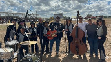 El Festival de Música Country de San Pedro tuvo su espacio en Expoagro con un show en el Tecnódromo que combinó música en vivo y line dance ante cientos de visitantes. El Festival de Música Country de San Pedro tuvo su espacio en Expoagro con un show en el Tecnódromo que combinó música en vivo y line dance ante cientos de visitantes.