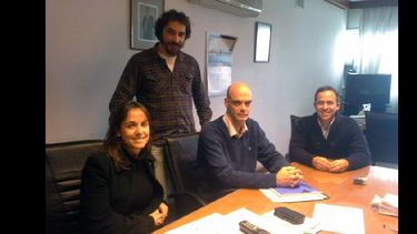 Los representantes de los adjudicatarios reunidos con Pablo Sarlo en La Plata. (CRISTIAN TESONE)