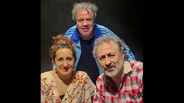 El director y dramaturgo Gustavo Moscona y la actriz Verónica Kamlacz junto al actor Marcelo Saltal. El director y dramaturgo Gustavo Moscona y la actriz Verónica Kamlacz junto al actor Marcelo Saltal.