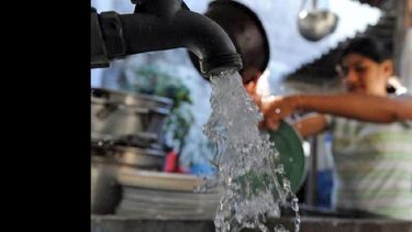Muchos son los vecinos que no respetan la ordenanza y derrochan agua. (LA OPINION)