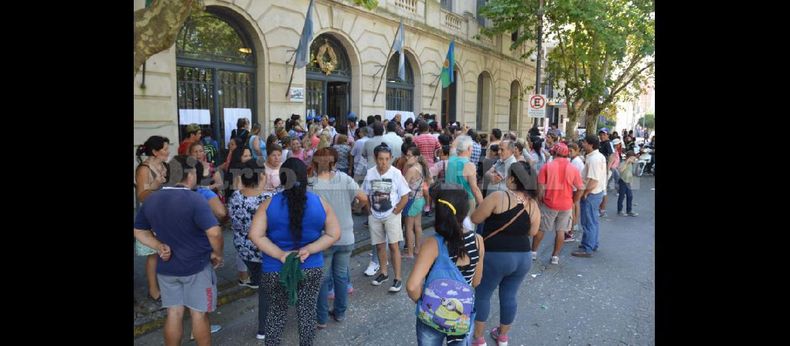 Un grupo de vecinos, que resultaron afectados por la inundación, se apostaron en las puertas del Palacio Municipal para hacer visible su reclamo. (LA OPINION)