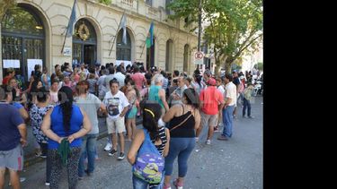 Un grupo de vecinos, que resultaron afectados por la inundación, se apostaron en las puertas del Palacio Municipal para hacer visible su reclamo. (LA OPINION)