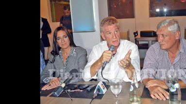 Marita Conti y Guillermo Illia recibieron al precandidato a la gobernación bonaerense, Francisco de Narváez.  (LA OPINION)