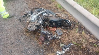 La motocicleta quedó totalmente destruida por el trágico impacto. La motocicleta quedó totalmente destruida por el trágico impacto.