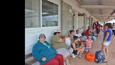 En el Complejo Pioneer llegó a asistirse a cerca de 90 vecinos de los barrios José Hernández y Güemes. Hasta ayer quedaban allí 40 personas. (LA OPINION)