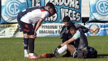 El partido fue suspendido al minuto de juego por una bomba de estruendo que cayó cerca del arquero Daniel Moyano. El partido fue suspendido al minuto de juego por una bomba de estruendo que cayó cerca del arquero Daniel Moyano.