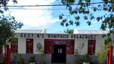 La Escuela de Educación Secundaria Técnica N° 1 “Bonifacio Velázquez” puso en marcha una iniciativa que restringe el uso de celulares durante las clases con el objetivo de reducir distracciones y fortalecer el vínculo entre docentes y estudiantes. La Escuela de Educación Secundaria Técnica N° 1 “Bonifacio Velázquez” puso en marcha una iniciativa que restringe el uso de celulares durante las clases con el objetivo de reducir distracciones y fortalecer el vínculo entre docentes y estudiantes.