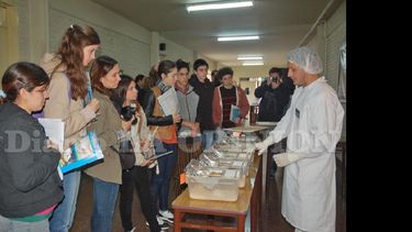 Se han establecido plazos para que las escuelas secundarias puedan confirmar su participación. (ARCHIVO LA OPINION)