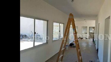 La semana pasada terminaron de colocar los artefactos eléctricos en la nueva sala de salud de Jorge Newbery. (LA OPINION)
