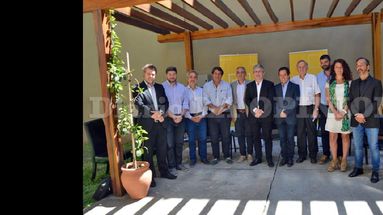 El intendente Javier Martínez estuvo acompañado por los integrantes del gabinete en lo que fue la realización del balance de la gestión municipal en 2016. (LA OPINION)