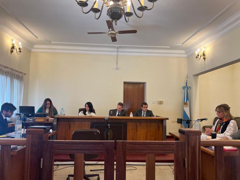 En el banquillo de la acusación el fiscal Daniel Aguilar, a la izquierda; los jueces Marcela Santoro, Guillermo Burrone e Ignacio Uthurry en el centro y la defensora oficial Florencia Montanari, a la derecha.