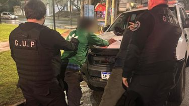 Los dos sujetos fueron denunciados por vecinos a Ojos en Alerta que permitió ubicarlos a través de cámaras del Centro de Monitoreo. Los dos sujetos fueron denunciados por vecinos a Ojos en Alerta que permitió ubicarlos a través de cámaras del Centro de Monitoreo.