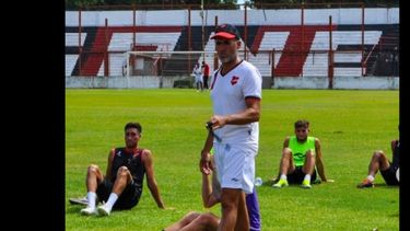 Adrián Aranda, el DT que buscará llevar a Douglas a la Primera Nacional. Adrián Aranda, el DT que buscará llevar a Douglas a la Primera Nacional.