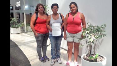 Las caras visibles de un grupo de vecinos damnificados por las inundaciones que hoy marcharán al Municipio. (LA OPINION)
