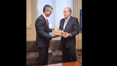 El ministro del Interior de la Nación, Guillermo Francos, hizo entrega al Presidente de la Cámara baja, Martín Menem, del proyecto de Ley de Bases y Puntos de Partida para la Libertad de los argentinos.