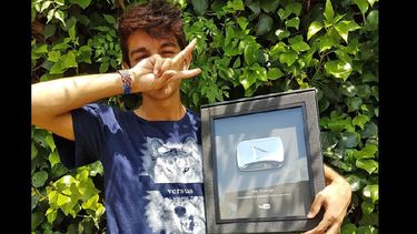 Nicolás junto a la placa de Youtube. (LA OPINION)