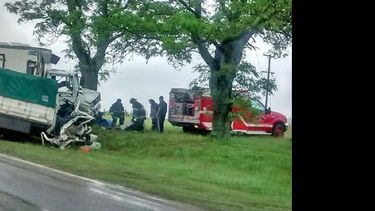 El accidente se produjo cerca de Arrecifes y uno de los camiones que chocaron frontalmente era conducido por un pergaminense.  (ARRECIFES DIGITAL)