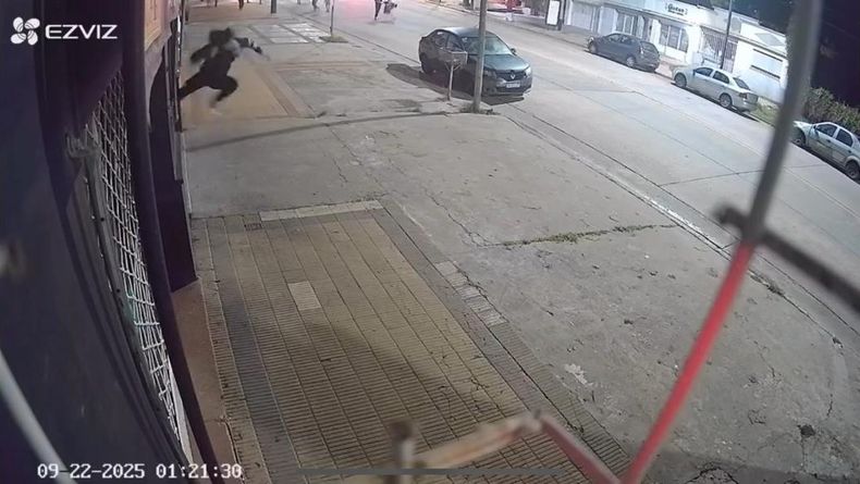 Secuencia registrada por la cámara de seguridad del momento en que el sujeto le dio la patada a la vidriera para romperla. Secuencia registrada por la cámara de seguridad del momento en que el sujeto le dio la patada a la vidriera para romperla.